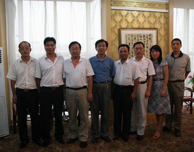 山东省侨办副主任吕善勇（左三）与外派教师合影