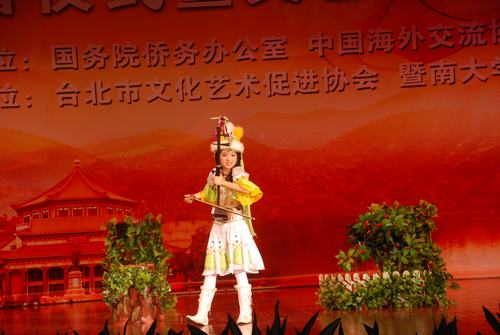 附属小学的小演员表演二胡