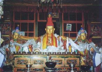 藏王墓神殿中的松赞干布、文成公主和尺尊公主雕像