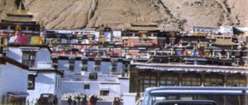 日咯则市横挂吉祥彩带，经幡飞扬